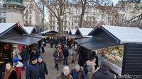Pasar Natal di Kota Lyon yang cukup besar areanya. Yang pasti, tiap Pasar Natal di Prancis punya desain rumah kayu untuk tiap kios para penjual (Afif Farhan/detikTravel)