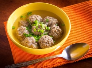 Menu Tahun Baru: Paduan Meatball dalam Sup dan Tumisan Pedas yang Nikmat