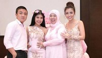 Ia juga mengunggah fotonya bersama keluarganya dengan caption merayakan Hari Ibu. (Dok. Instagram/bellashofie5292)