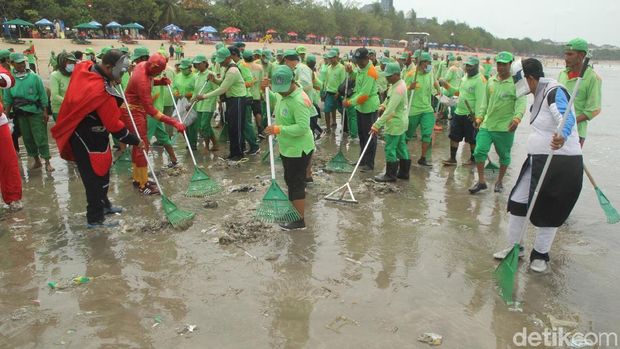 Batman Sampai Sinterklas Bersih-bersih Pantai Kuta, Bali