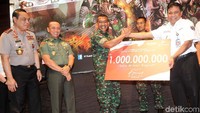 Senyum semringah jawara tembak dari kontingen TNI AD saat menerima penghargaan.