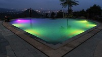 Ada kolam renang unik dan instagramable di sini (Wisma Putra/detikTravel)