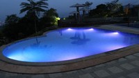 Wisatawan akan disuguhkan cahaya lampu yang keluar dari kolam renang yang ada di taman ini. Cahaya ini bagaikan aurora kala gelap (Wisma Putra/detikTravel)