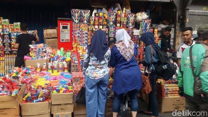 Pedagang Kembang Api Pasar Pagi Tambora Tumpahi Jalan, Lalin Macet