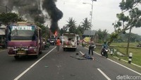 Setelah bus terbakar, penumpang di dalamnya berhasil menyelamatkan diri. 