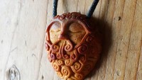 Kalau ini namanya Leo yang punya jenggot keriting. Campbell mengaku merasa terhubung dengan manusia purba saat mempraktekkan karya seni kuno ini. Foto: Avocado Stone Faces