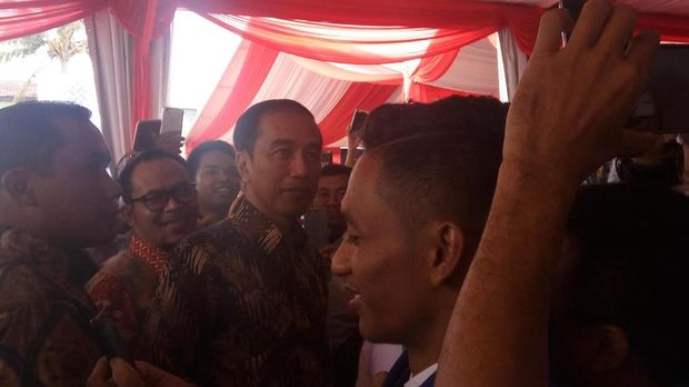 Jokowi menyalami para penerima sertifikat yang merupakan lulusan SMK tersebut.