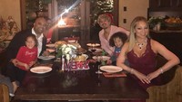 Meriah Carey pun tampak mengunggah foto makan malam romantis bersama keluarga dan kekasihnya itu. (Dok. Instagram)