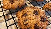 Serupa tapi tak sama, meski terlihat mirip, kukis yang satu ini bukan sembarang kukis. Ini keto cookies. Dalam captions foto, Tata menulis these are soft and chewy inside sudah terbayang rasanya? Foto: Instagram @tatacahyani
