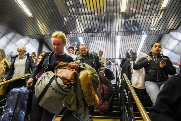 Beberapa orang traveler tampak tergesa-gesa menuruni tangga. Mereka ingin mengejar kereta agar cepat sampai ke tempat tujuan (Stephanie Keith/Reuters) Beberapa orang traveler tampak tergesa-gesa menuruni tangga. Mereka ingin mengejar kereta agar cepat sampai ke tempat tujuan (Stephanie Keith/Reuters)