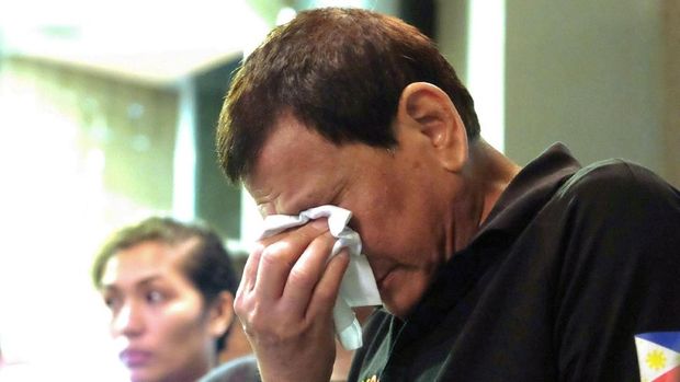 Duterte menitikkan air mata saat mengunjungi korban kebakaran mal di Davao City