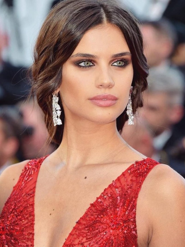 Sensual, begitu kata yang cocok untuk mendeskripsikan aura sensual Sara Sampaio berkat bibir seksi, ditambah lagi kulit coklat dan rambut gelombangnya. (Foto: Instagram)