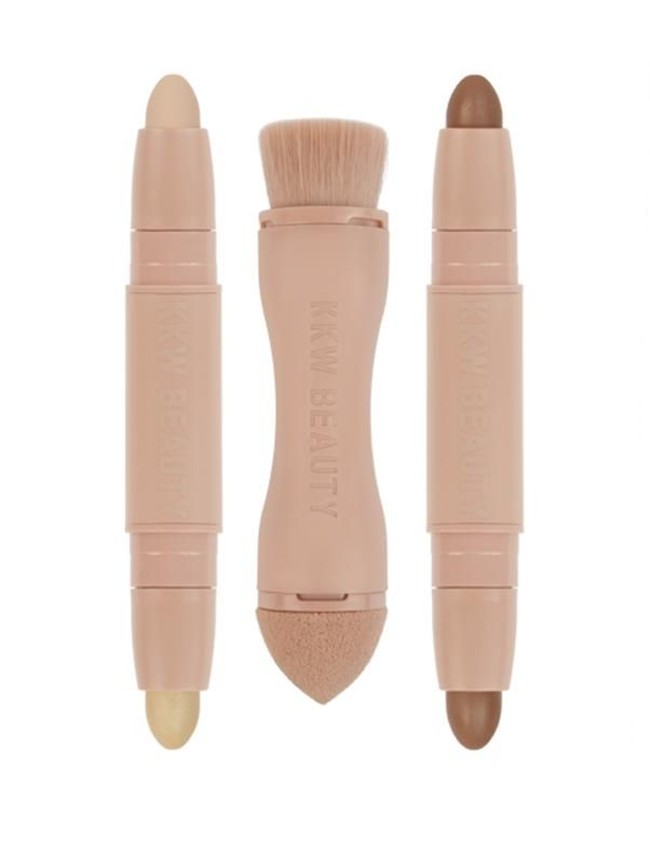 Setelah Kylie Jenner merilis kosmetik, sang kakak Kim Kardashian juga tak mau kalah. Kim merilis KKW Beauty yang berisi produk-produk contouring dan highlighting. Salah satu produk yang paling populer adalah krim contournya yang berbentuk stick.  Foto: KKW Beauty.