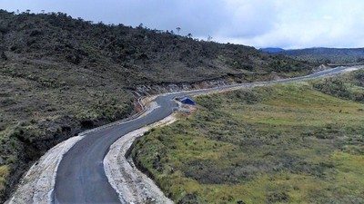 Indahnya Jalan Trans Papua di Antara Pegunungan