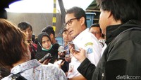 Sandi tiba sekitar pukul 08.45 WIB dengan mengenakan Pakaian Dinas Harian (PDH) berwarna putih.