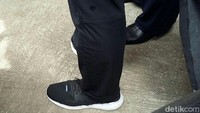 Dia juga memakai sepatu kets beremerek 910.