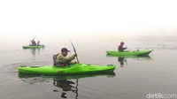 Salah satu faktor meningkatnya jumlah wisatawan karena jalan menuju Telaga Merdada sudah diperbaiki. Belum lagi sensasi menaiki kayak menjadi daya tarik yang baru (Uje Hartono/detikTravel)