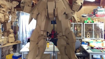 Dikatakan Senda butuh waktu sekitar tiga bulan untuk satu pajangan. Apalagi kalau kapasitasnya sebesar robot Gundam ini, bisa lebih lama. (Foto: Facebook)
