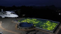 Selain menikmati kolam renang bercahaya warna-warni, kelip lampu Kabupaten Bandung dan sekitarnya terlihat di kejauhan (Wisma Putra/detikTravel)