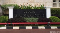 Namun karena keterbatasan biaya bangunan tidak dipergunakan sebagai istana tetapi sebagai kantor besar urusan keuangan negara dan instansi pemerintah penting lainnya.
