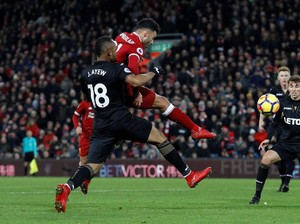 Perayaan Setengah Hati Gol Debut Chamberlain di Anfield