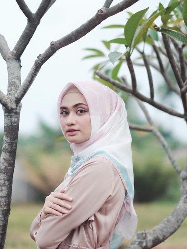 Kerudung voal bermotif menjadi tren dan ramai dipakai selebriti Instagram (selebgram) di akhir 2017. Kerudung voal sendiri diambil dari bahasa Prancis, voile, yang artinya jilbab. Sejumlah desainer dan produsen hijab pun mengeluarkan hijab berbahan voal yang tak hanya dibentuk menjadi scarf tapi juga busana. Foto: Dok. Instagram