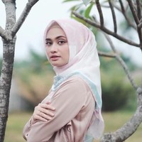 Kerudung voal bermotif menjadi tren dan ramai dipakai selebriti Instagram (selebgram) di akhir 2017. Kerudung voal sendiri diambil dari bahasa Prancis, voile, yang artinya jilbab. Sejumlah desainer dan produsen hijab pun mengeluarkan hijab berbahan voal yang tak hanya dibentuk menjadi scarf tapi juga busana. Foto: Dok. Instagram