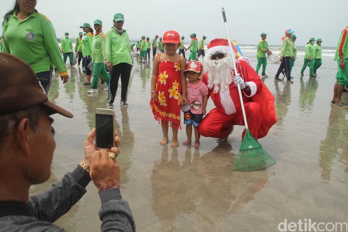 Batman Sampai Sinterklas Bersih-bersih Pantai Kuta, Bali