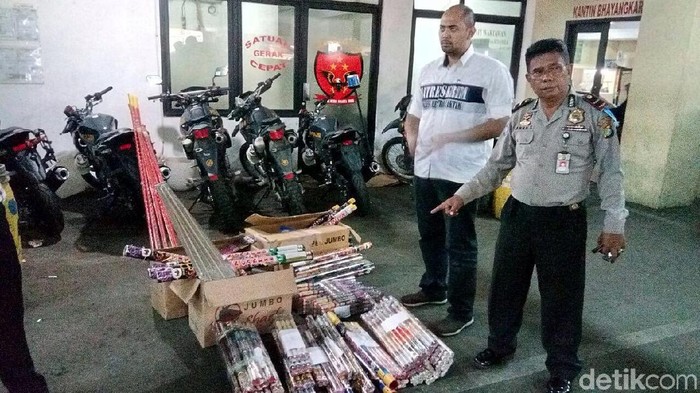Jelang Tahun Baru, Polisi Sita Ratusan Kardus Petasan di Jatinegara