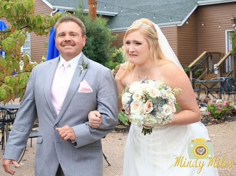 Terlalu Bahagia, Pria Ini Menangis Melihat Pengantin Wanitanya di Pernikahan