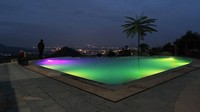 Cahaya di dasar kolam renang itu berwarna-warni dan mengeluarkan warna yang berbeda-beda (Wisma Putra/detikTravel)