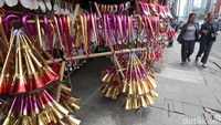 Beberapa pengunjung melintas di depan barang dagangannya yang dijajakan dipinggir jalan.