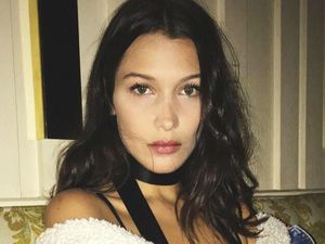 Foto: Gaya 6 Artis Hollywood Tampil Cantik Menawan dengan Rambut Hitam