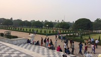 Di hari biasa, bangunan Victoria Memorial Hall tetap ramai dengan traveler setempat. Lihat saja foto ini (Masaul/detikTravel)