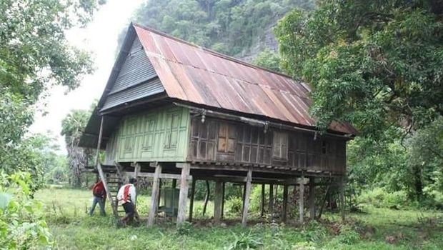 Gua di Sulawesi Simpan Lukisan Telapak Tangan Purbakala