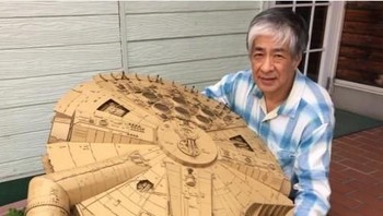 Pria itu adalah Kyoto Masahiko Senda seorang seniman asal Jepang yang dijuluki raja kardus. (Foto: Facebook)