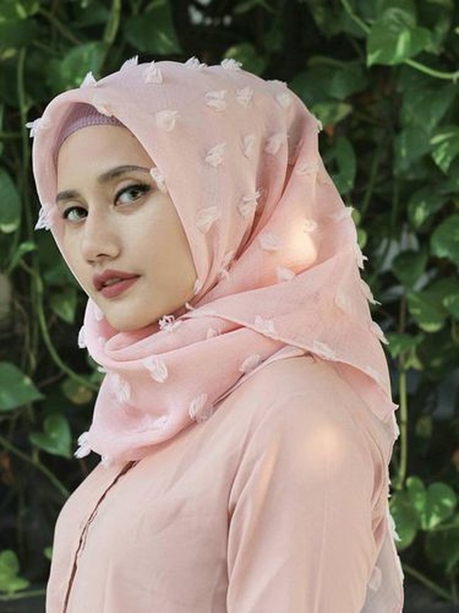 Hijab dengan detail bulu juga sempat tren di 2017. Detail tersebut tertuang dalam warna yang sama seperti palet dasar kerudungnya. Model hijab jenis ini tidak bercorak karena sudah tersemat bulu-bulu pendek untuk menambah kesna struktural. Detailnya memberikan penampilan yang lebih atraktif dan kekinian.  Foto: Dok. Instagram