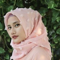 Hijab dengan detail bulu juga sempat tren di 2017. Detail tersebut tertuang dalam warna yang sama seperti palet dasar kerudungnya. Model hijab jenis ini tidak bercorak karena sudah tersemat bulu-bulu pendek untuk menambah kesna struktural. Detailnya memberikan penampilan yang lebih atraktif dan kekinian.  Foto: Dok. Instagram