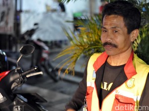 Begini Keseharian Babeh Kumis si Juru Parkir Jujur