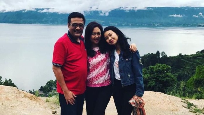 Ini Gaya Djarot dan Keluarga Liburan di Danau Toba