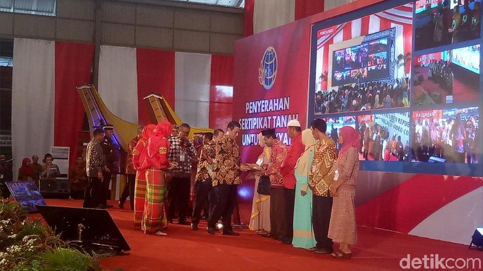 Mentan Bagi-bagi 62.543 Sertifikat Tanah ke Warga di Sulsel