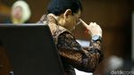 Dengarkan Jawaban Jaksa, Novanto Menunduk dan Mencatat