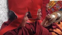 Suku Mustang begitu menjaga dan mempertahankan tradisi dan adat dari Tibet. Termasuk salah satunya, mereka percaya kalau Bumi ini bentuknya datar (Ram Sharan Upreti/Youtube)