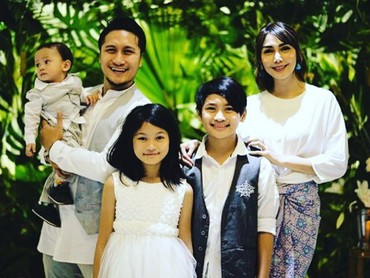 Kompaknya Keluarga Arie Untung dan Fenita
