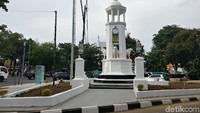 Tugu Maung Bandung ketiga dapat ditemukan di pertigaan Katamso-Supratman. Bisa dibilang tugu yang berdiri di lokasi ketiga ini adalah yang paling besar dan megah.