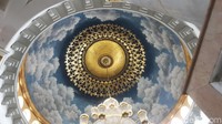 Selain kubah, emas juga ada di mimbar tempat imam memimpin salat. Juga, di  pagar di lantai dua dan hiasan kaligrafi di langit-langit masjid. Lampu yang tergantung di ruang tengah bangunan utama terbuat dari kuningan berlapis emas seberat 2,7 ton. Selain itu, digunakan prada atau serbuk-serbuk emas untuk melapis mahkota pilar masjid yang berjumlah 168 buah.  (Zunita Amalia Putri/detikcom)