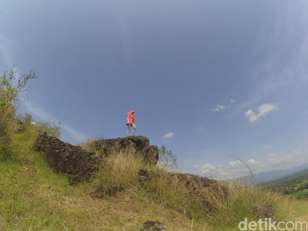 Bukit Panggringan mulai dikunjungi wisatawan sejak tahun 2000-an dan jumlahnya makin bertambah beberapa tahun terakhir. Mereka berkunjung ke sini untuk melepas penar sekaligus berfoto dari atas ketinggian. (Charolin/detikTravel) Bukit Panggringan mulai dikunjungi wisatawan sejak tahun 2000-an dan jumlahnya makin bertambah beberapa tahun terakhir. Mereka berkunjung ke sini untuk melepas penar sekaligus berfoto dari atas ketinggian. (Charolin/detikTravel)