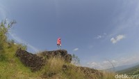 Bukit Panggringan mulai dikunjungi wisatawan sejak tahun 2000-an dan jumlahnya makin bertambah beberapa tahun terakhir. Mereka berkunjung ke sini untuk melepas penar sekaligus berfoto dari atas ketinggian. (Charolin/detikTravel)