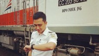 Pria yang memiliki senyum memikat ini diangkat menjadi masinis pada tahun 2013 lalu. (okkyastanto/Instagram)