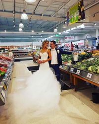 Pasangan Ini Gelar Sesi Foto Pernikahan Unik di Supermarket